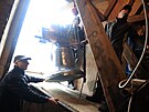 Z�stupce farnosti V�clav Mi��n p�i instalov�n� nov�ch zvon� do severn� v�e...