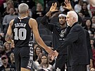 Hrái San Antonio Spurs a trenér Gregg Popovich oslavují Jeremyho Sochana (10).