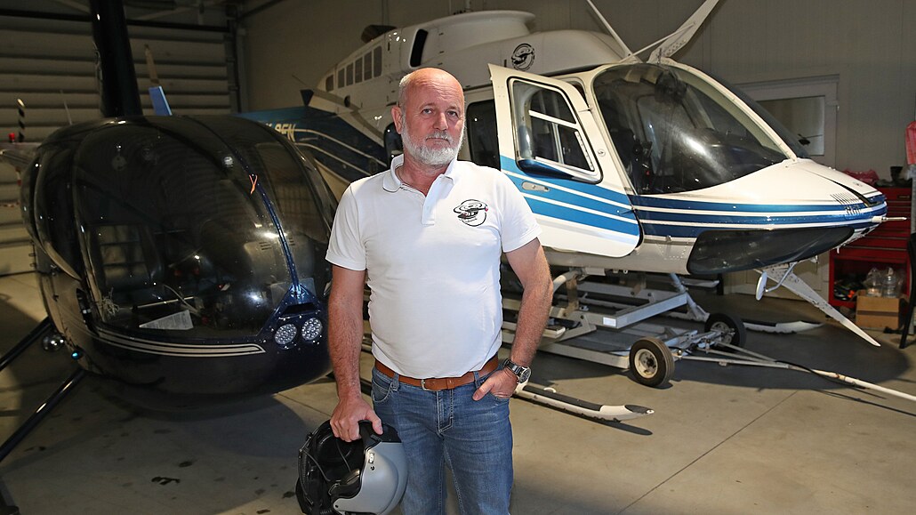 Pilot vrtulníku Jií Vlk pomáhal jeden den hasit obrovský poár v eském...