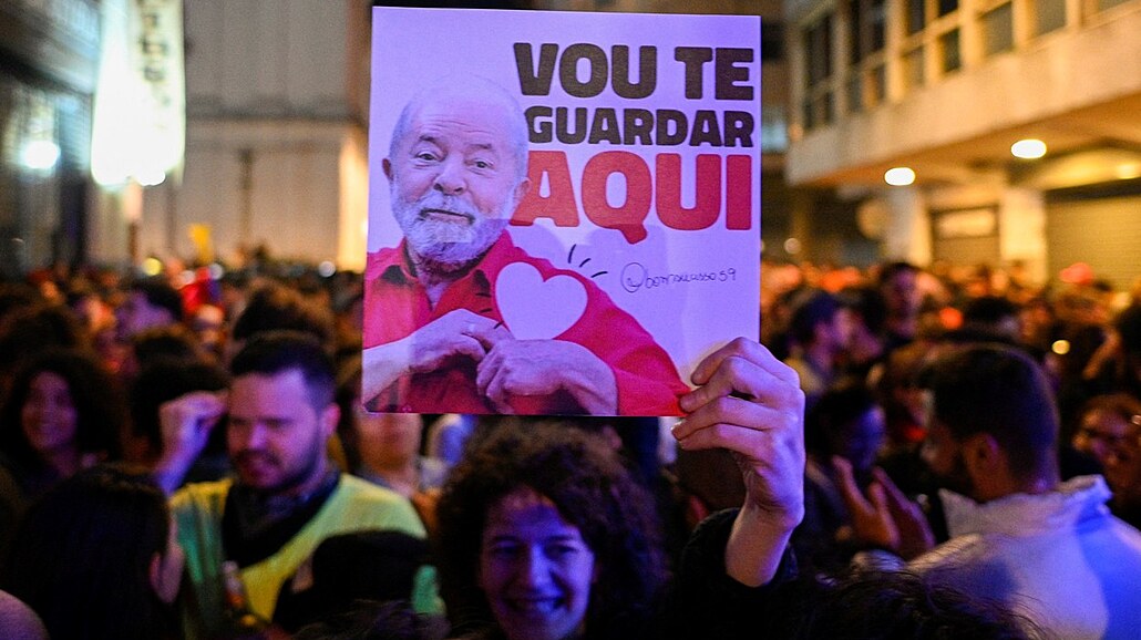 Voliči brazilského exprezidenta Luize Inácia Luly da Silva slaví jeho vítězství...