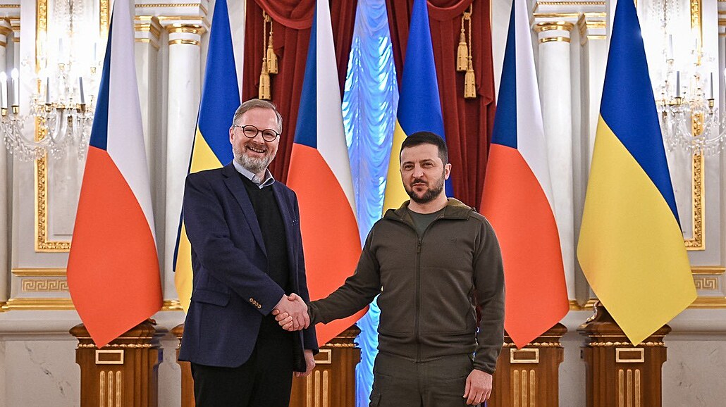 eský premiér Petr Fiala a ukrajinský prezident Volodymyr Zelenskyj v Kyjev. ...