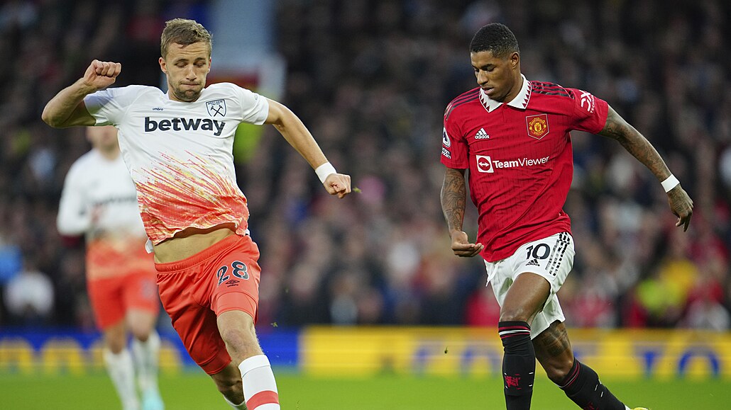 Tomá� Sou�ek z West Hamu (vlevo) u balonu, stíhá ho Marcus Rashford z...