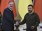 Český premiér Petr Fiala a ukrajinský prezident Volodymyr Zelenskyj v Kyjevě ...