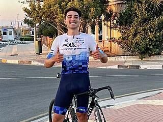 Alexandros Agrotis pózuje poté, co objel na kole Kypr.