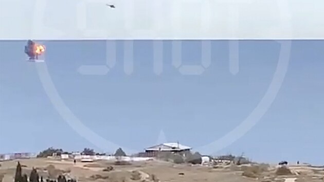 Rusk vrtulnky se pokouej zlikvidovat ukrajinsk kamikaze drony nedaleko Sevastopolu. (29. jna 2022)