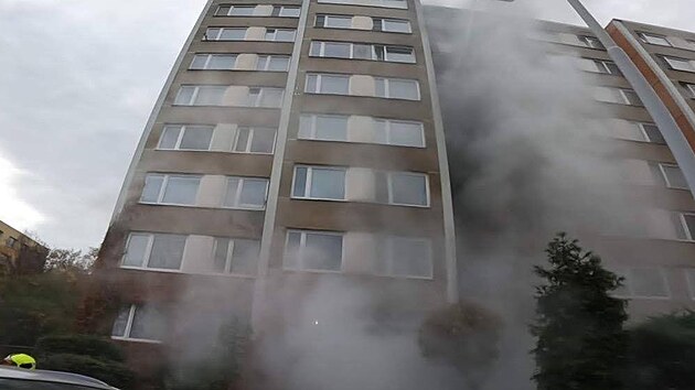 V praskch epch hoel byt panelovho domu, hasii evakuovali a zachrnili 14 lid. (29. jna 2022)