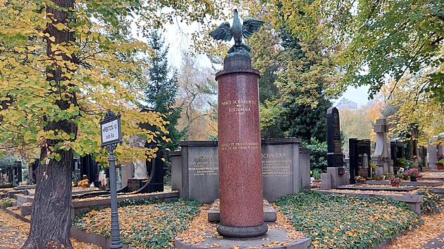 Architekt Jan Kotra navrhl rodinnou hrobku prvnka a politika Antonna Schauera, kterou zdob mramorov sloup s bronzovou plastikou holubice.