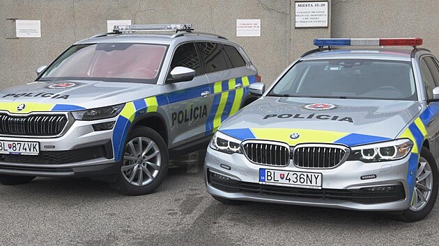 Nov zbarven sluebnch voz slovensk policie je prakticky identick s provedenm eskch policejnch aut.