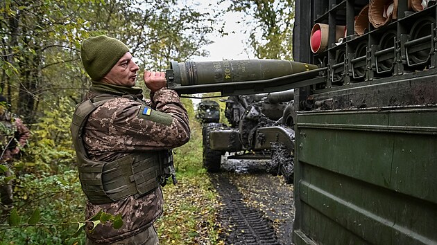 Ukrajinský voják se pipravuje ke stelb z taené polní houfnice FH-70 na...