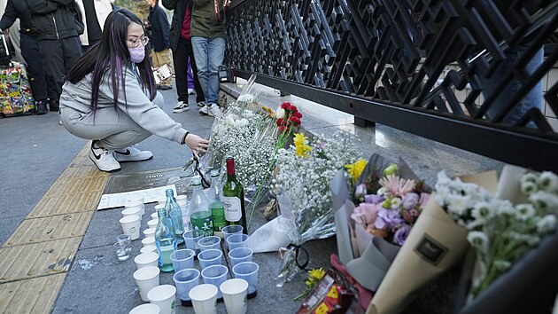 Při halloweenských oslavách v jihokorejském Soulu zemřelo v tlačenici přes 150 lidí. Na místě neštěstí vznikají provizorní pomníky, pozůstalí sem nosí květiny a zapalují svíčky. (30. října 2022)