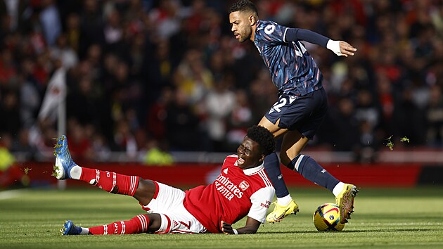 Bukayo Saka z Arsenalu pad na zem po souboji s Renanem Lodim z Nottinghamu.