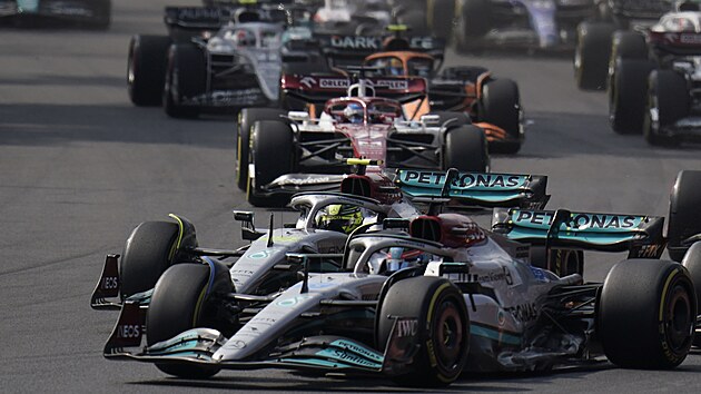 Dvojice pilot� Mercedesu George Russell a Lewis Hamilton b�hem Velk� ceny Mexika.