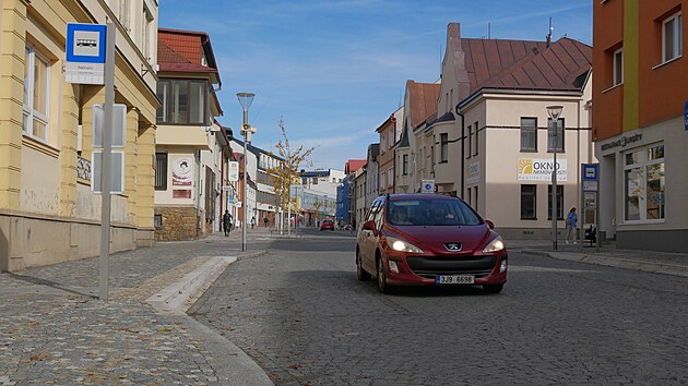 Zast�vka u po�ty v N�dra�n� ulici, kter� m� p��li� kr�tk� z�liv, tak�e del�� autobusy nezajedou a� k jej�mu okraji. To d�l� pot�e handicapovan�m i lidem s ko��rky.