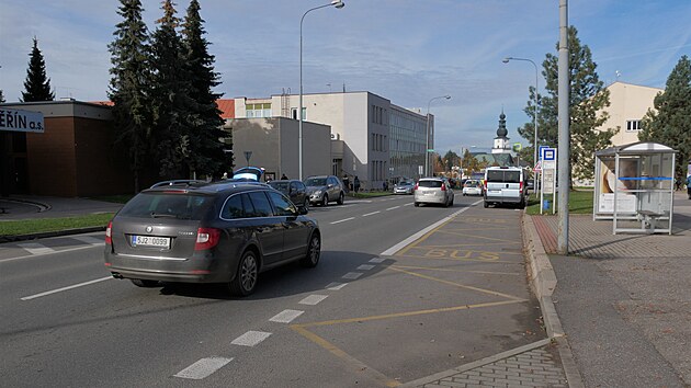 Zast�vka v Horn� ulici. I ta m� pro del�� autobusy p��li� kr�tk� z�liv. Z jedn� strany jej zkracuje ostr�vek pro p�ech�zen�, z druh� parkuj�c� auta.