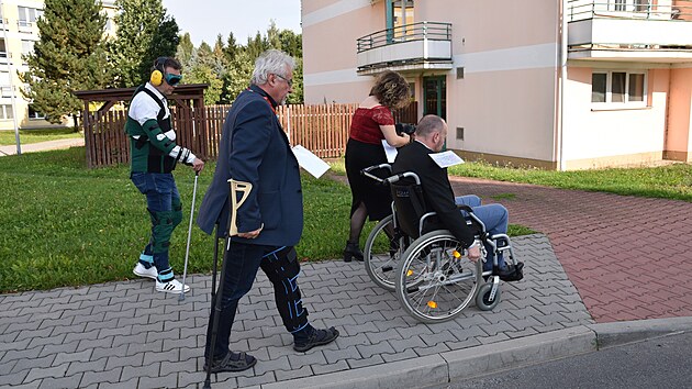 Veden� m�sta, ��edn�ci a dal�� zapojen� pracovn�ci si p�i projektu ���r bez bari�r zkou�� pohyb po m�st� na voz�ku �i jako h��e pohybliv� osoby. Radnice na projektu spolupracuje i p��mo s handicapovan�mi.
