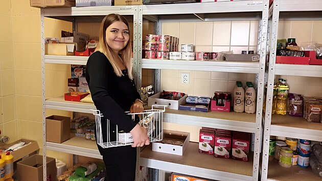 Sociln pracovnice Nadje ve tt Vanda Krulov pipravuje potravinov balek pro pchozho klienta v nouzi.