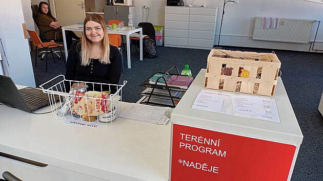 Soci�ln� pracovnice Nad�je ve �t�t� Vanda Kr�ulov� p�ipravuje potravinov� bal��ek pro p��choz�ho klienta v nouzi.