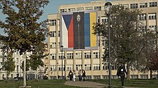Na budově ministerstva vnitra visí vlajka s Putinem