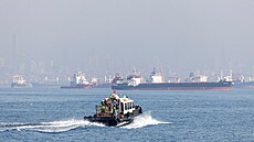 Lodě čekají na proplutí Bosporským průlivem v Turecku. (31. října 2022) | na serveru Lidovky.cz | aktuální zprávy
