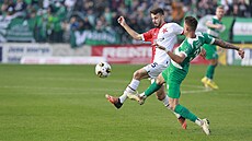 Slávistický Jakub Hromada (vlevo) v souboji o mí� s Ond�ejem Petrákem z...