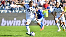 Teun Koopmeiners z Atalanty pi pokutovém kopu bhem zápasu s Empoli.