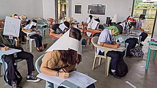 Filipíntí studenti si s výzvou, aby mli pokrývku hlavy bránící opisování u...