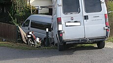 Dodávka i motocykl skon�ily po st�etu v plotu rodinného domu.