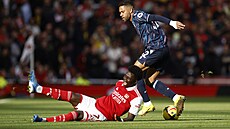 Bukayo Saka z Arsenalu padá na zem po souboji s Renanem Lodim z Nottinghamu.