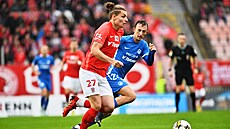 Filip Souek z Brna (vpedu) a Matj Valenta z Liberce v souboji o mí.