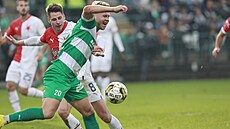 Luká� Masopust ze Slavie a Václav Drchal z Bohemians v souboji o mí�.