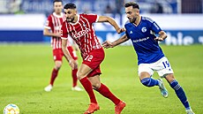 Vincenzo Grifo z Freiburgu (vlevo) a Kenan Karaman ze Schalke bojují o mí.