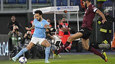 Felipe Anderson z Lazia zasekává balon, obrat se ho snaí Ivan Radovanovi ze...