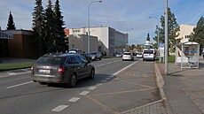 Zastávka v Horní ulici. I ta má pro del�í autobusy p�íli� krátký záliv. Z jedné...