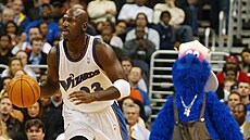 Michael Jordan (vlevo) v dresu Washington Wizards v íjnu 2002