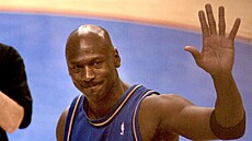 Michael Jordan se v dresu Washington Wizards louí v dubnu 2003 s kariérou.