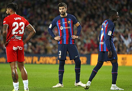 Barcelonský kapitán Gerard Piqué bhem zápasu s Almeríi.