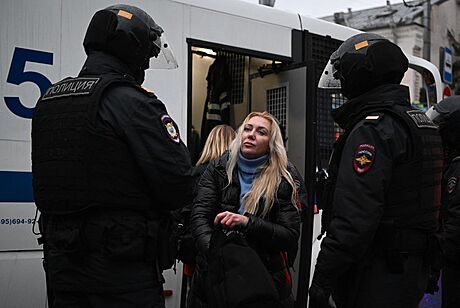 Ruská policie zatýká enu na moskevské demonstraci proti ástené mobilizaci....