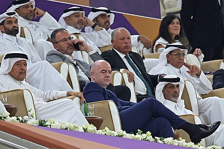 Prezident FIFA Gianni Infantino sleduje v Kataru testovací zápas ped...
