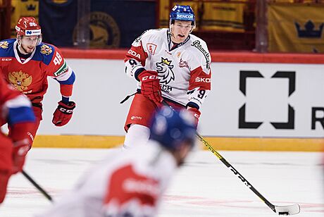 David Sklenika v utkn proti Rusku na vdskch hokejovch hrch.
