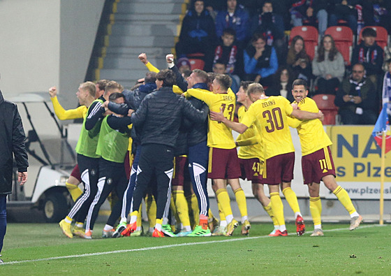 Sparané slaví gól svého kapitána Davida Pavelky proti Plzni.