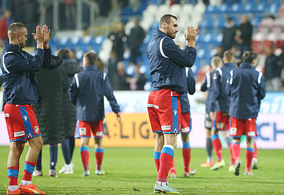 Plzetí fotbalisté dkují fanoukm po zápase se Spartou.