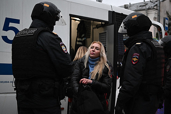 Ruská policie zatýká enu na moskevské demonstraci proti ástené mobilizaci....