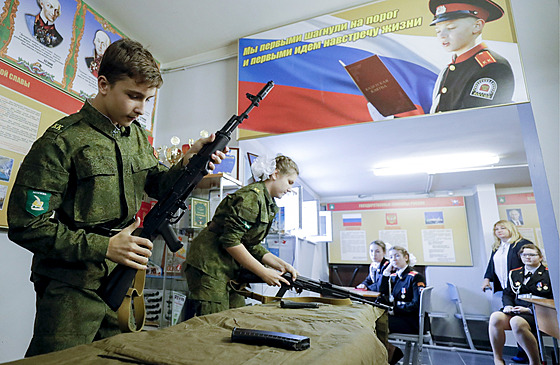 Ruští kadeti se na škole v Moskvě učí, jak složit zbraň. (2. listopadu 2017)