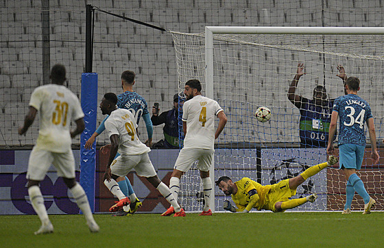 Chancel Mbemba z Marseille (druhý zleva) poté, co vstelil gól proti Tottenhamu.