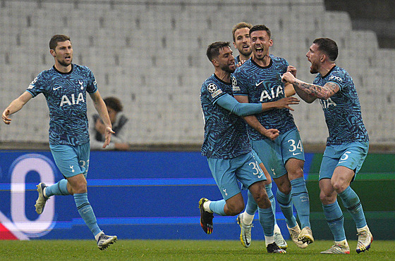 Fotbalisté Tottenhamu oslavují gól Clementa Lengleta (druhý zprava) v utkání...
