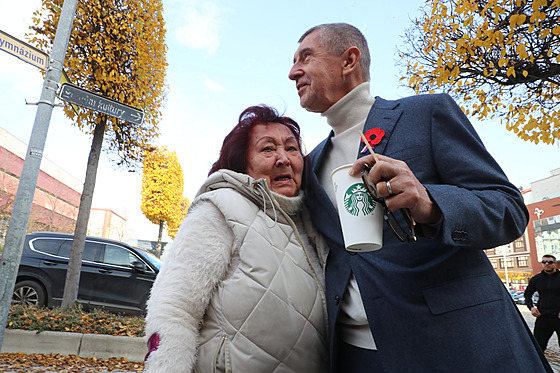 Velé uvítání ekalo Andreje Babie na Ústecku. ena slzela.