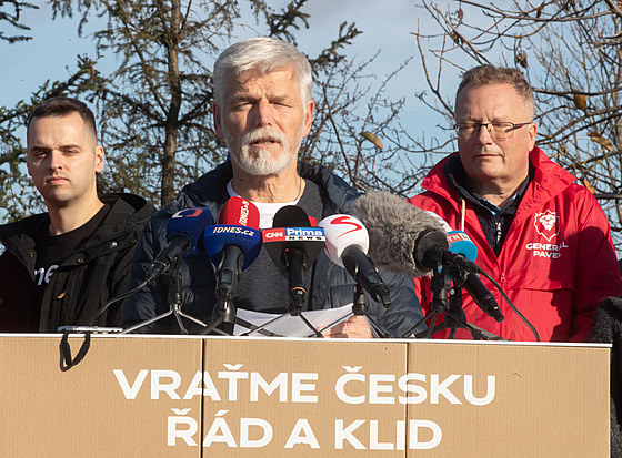 Tisková konference generála Petra Pavla k odevzdání podpis� ob�an� pod jeho...