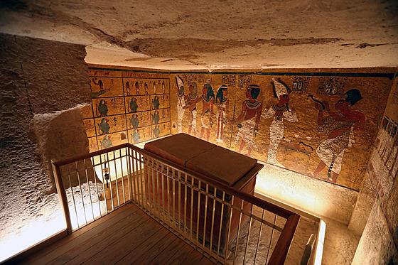 Pohled do Tutanchamonovy pohební komory se sarkofágem, který byl pvodn...