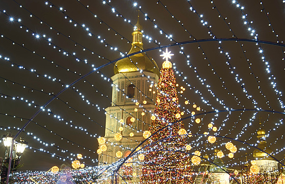 Zvonice chrámu svaté Sofie s ozdobeným vánoním stromkem na stejnojmenném...