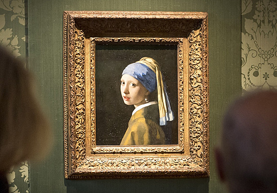 Slavný obraz nizozemského malíe Jana Vermeera Dívka s perlou. (27. íjna 2022)